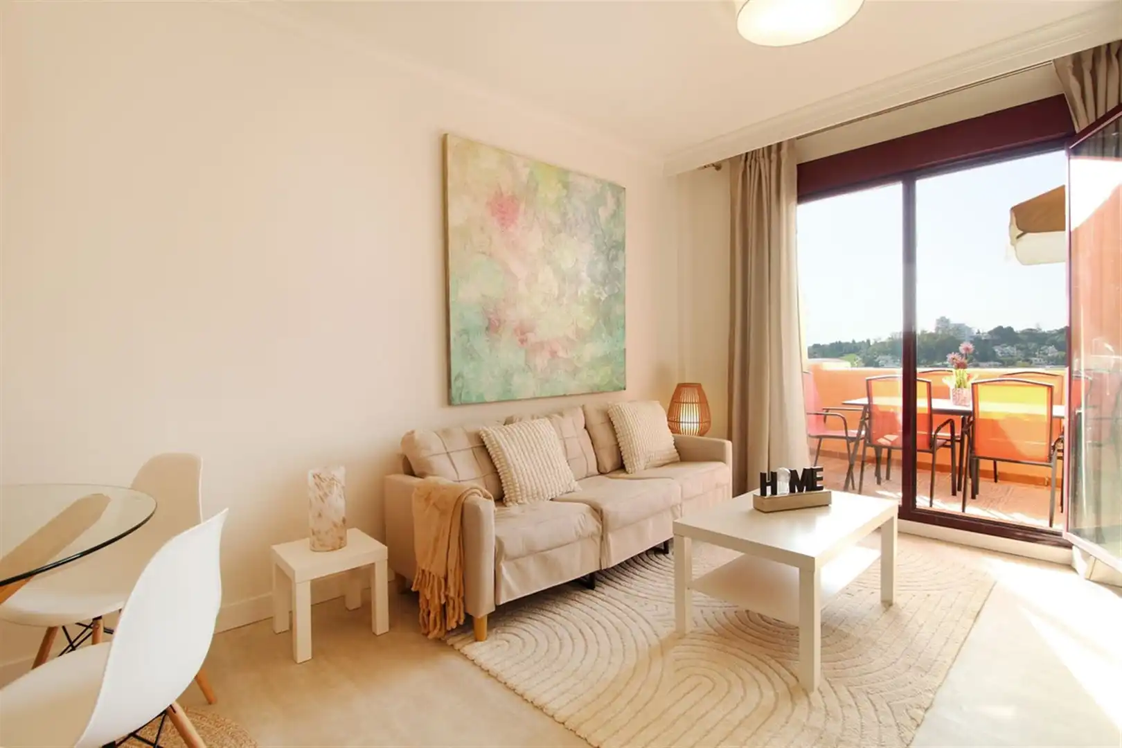 Sala d'estar de Apartament en venda en Estepona amb Aire condicionat