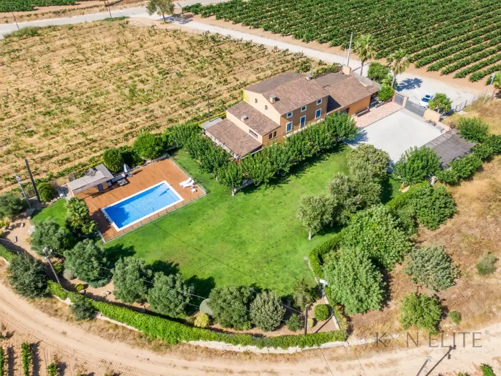 Casa amb piscina en venda a La Granada