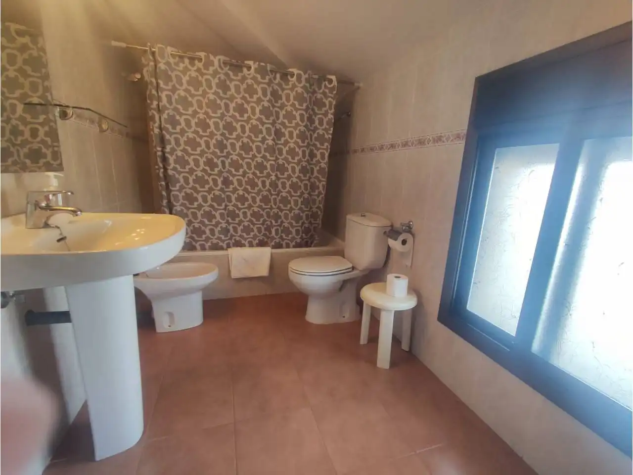 Baño de Local en venta en El Grado con Aire acondicionado