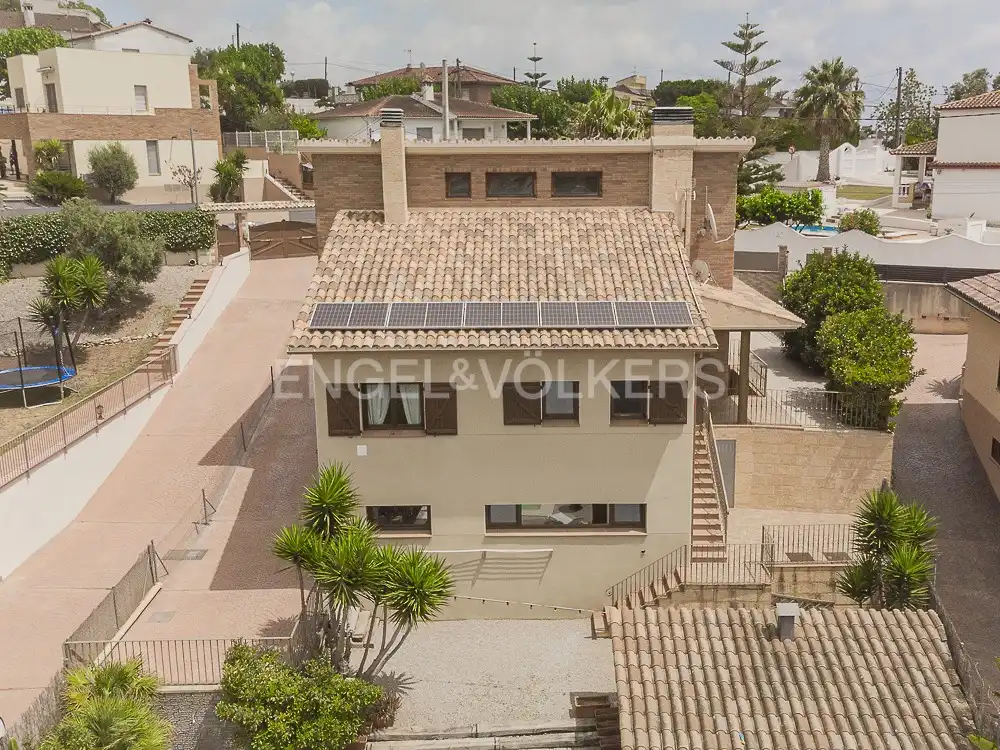 Vista exterior de Casa o xalet en venda en Cubelles amb Aire condicionat, Calefacció i Jardí privat