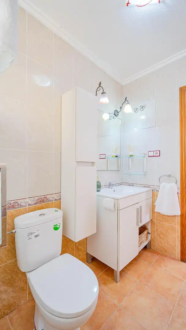Baño de Casa adosada en venta en Orihuela con Aire acondicionado, Calefacción y Jardín privado