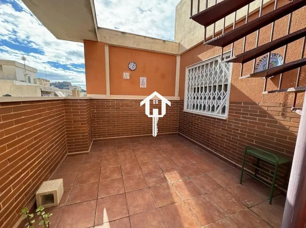 Vista exterior de Àtic en venda en Alicante / Alacant amb Calefacció, Terrassa i Moblat