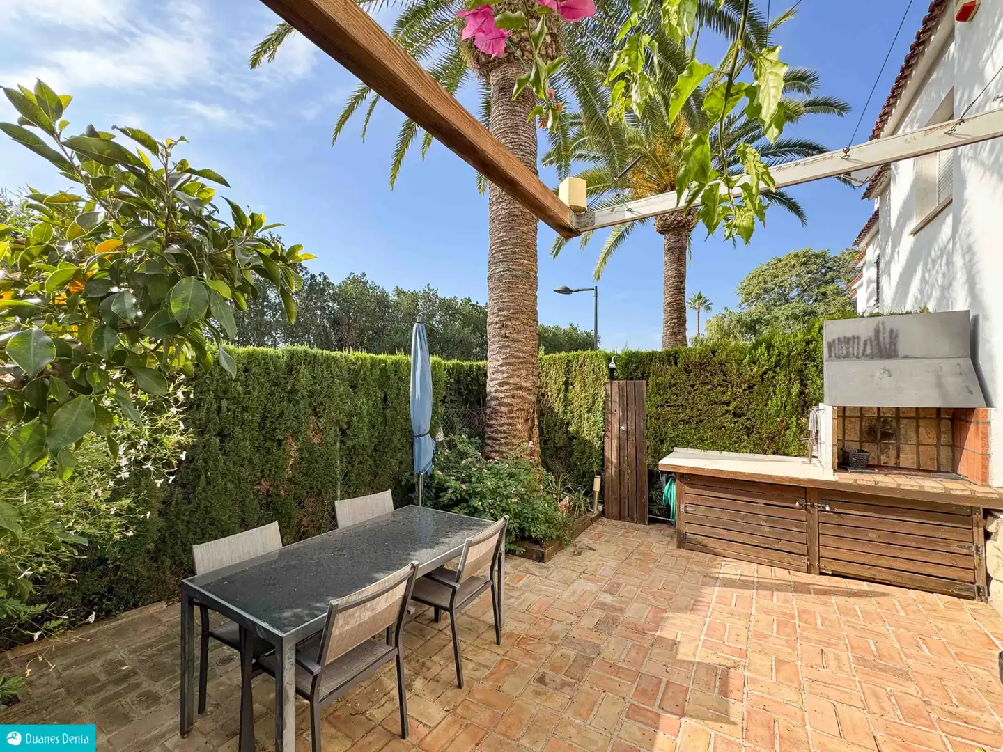 Terrasse von Einfamilien-Reihenhaus zum Verkauf in Dénia mit Klimaanlage, Privatgarten und Terrasse
