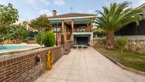 Vista exterior de Casa o xalet en venda en Casarrubios del Monte amb Aire condicionat, Terrassa i Piscina