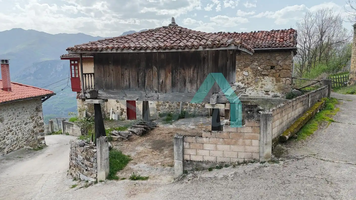 Außenansicht von Einfamilien-Reihenhaus zum Verkauf in Quirós mit Privatgarten und Terrasse