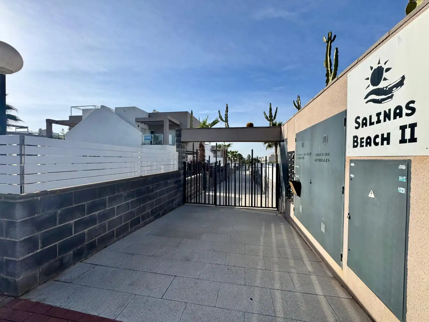 Vista exterior de Casa adosada en venta en Torrevieja con Jardín privado, Terraza y Balcón