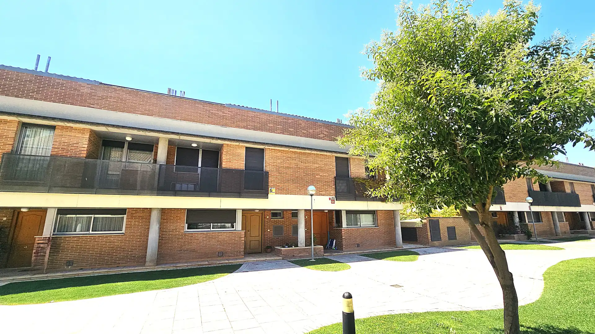 Vista exterior de Casa adosada en venta en Zaragoza con Aire acondicionado, Calefacción y Jardín privado