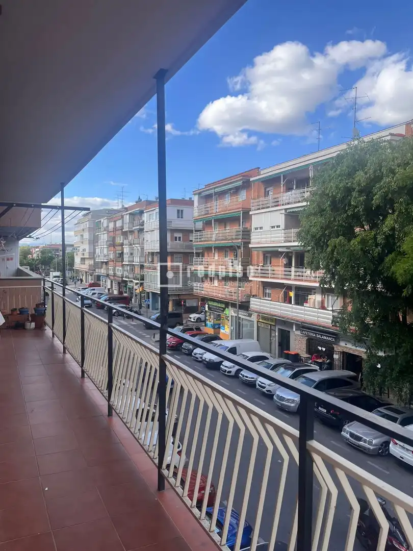 Vista exterior de Piso en venta en Madrid con Calefacción y Terraza
