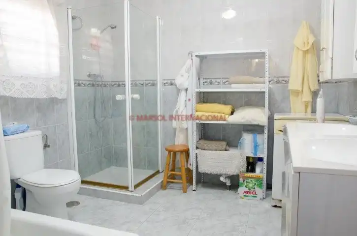 Bany de Casa o xalet en venda en Orihuela amb Aire condicionat, Terrassa i Moblat