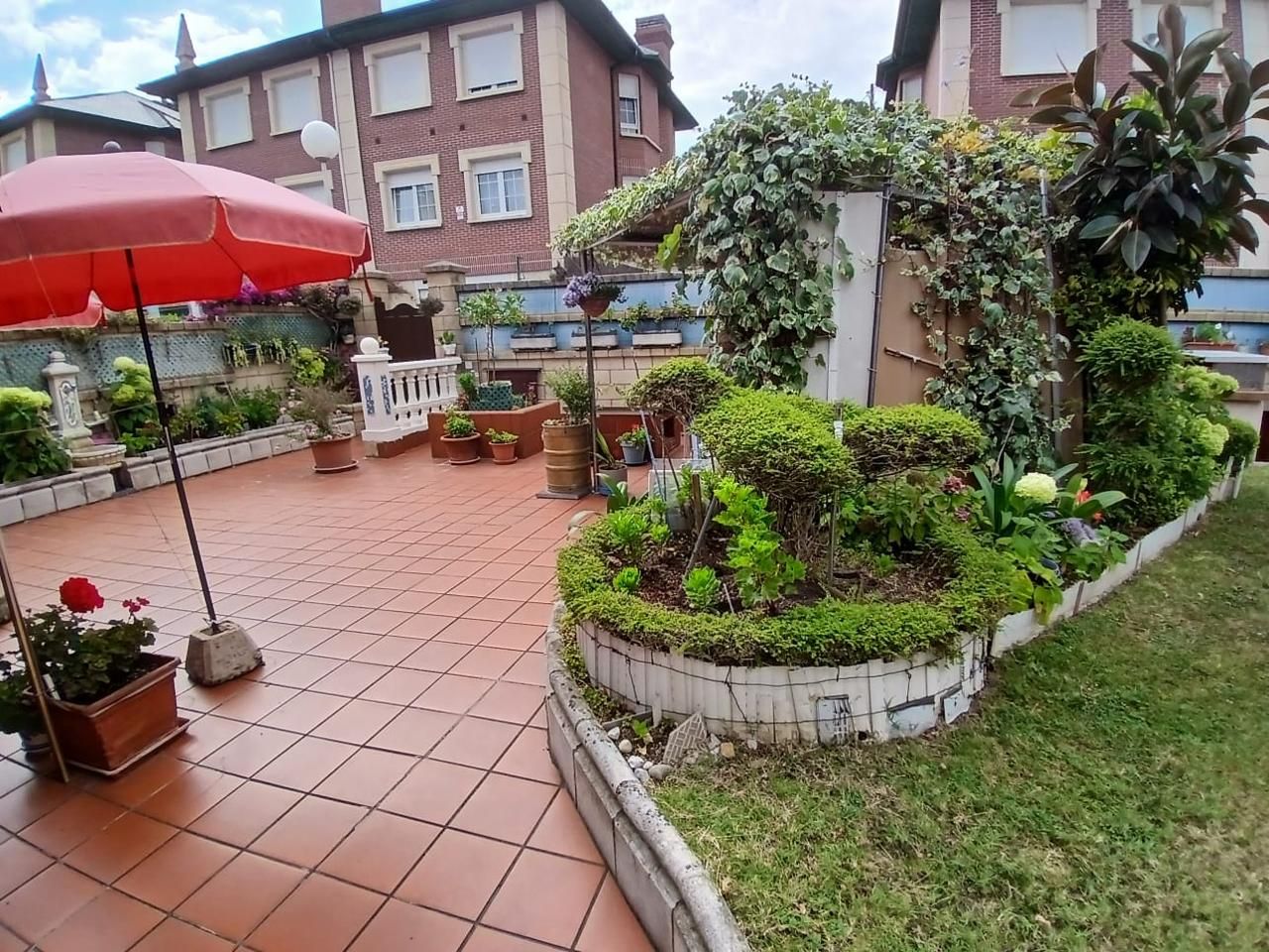 Terrassa de Casa adosada en venda en Castro-Urdiales amb Calefacció, Jardí privat i Terrassa