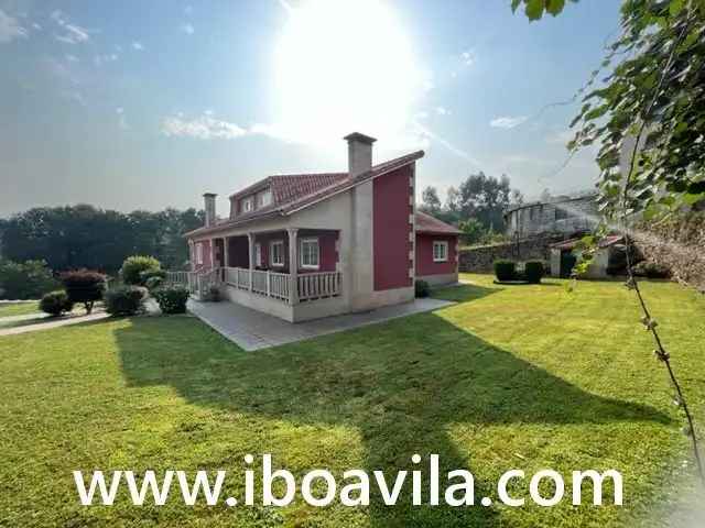 Vista exterior de Casa o xalet en venda en Pontevedra Capital  amb Jardí privat, Terrassa i Traster