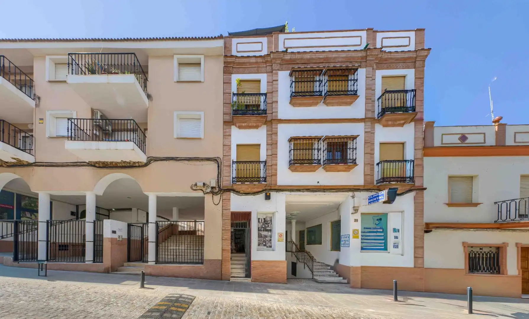 Vista exterior de Local en venda en Sanlúcar la Mayor amb Aire condicionat