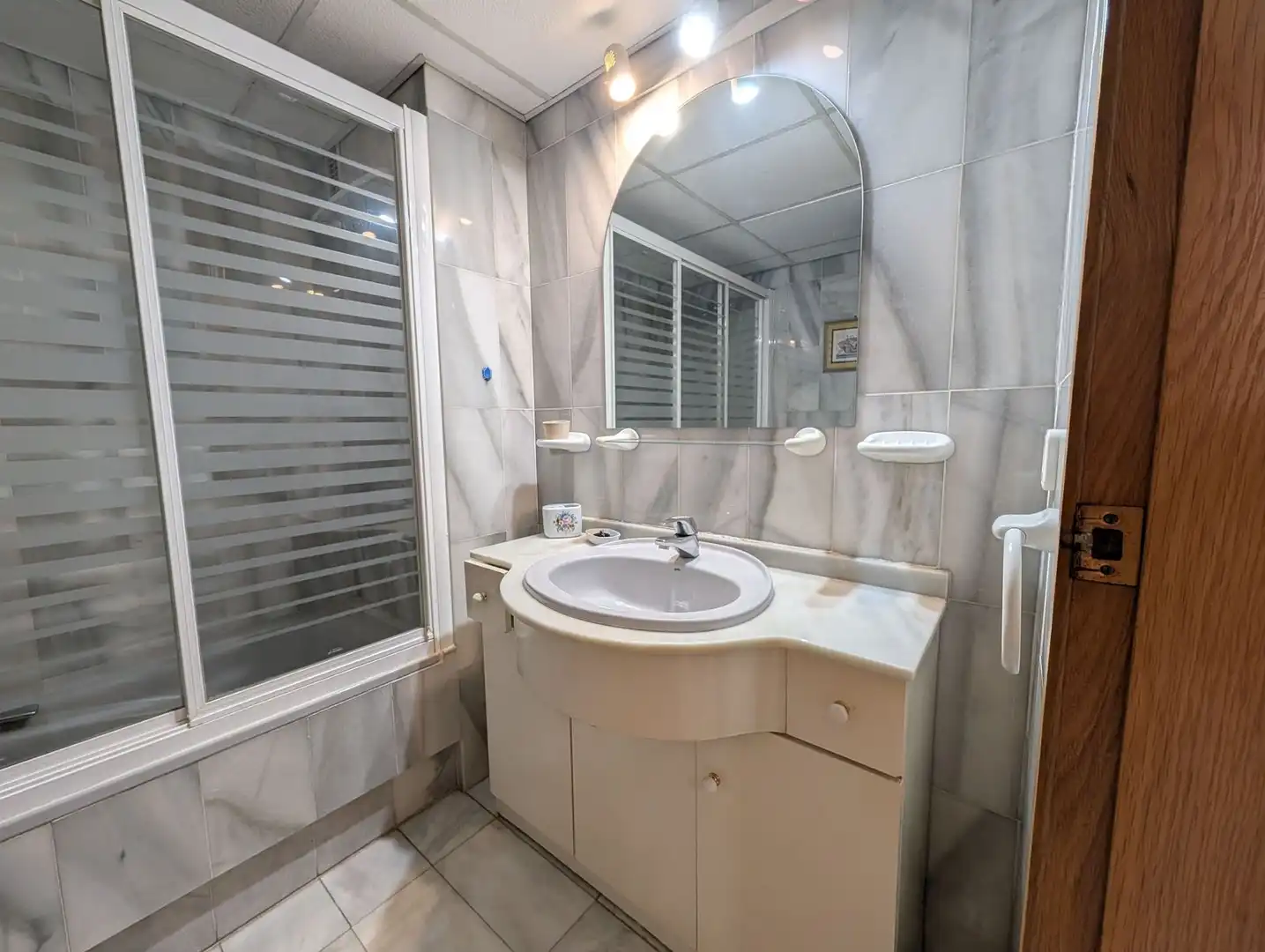 Baño de Apartamento de alquiler en Estepona con Amueblado y Balcón