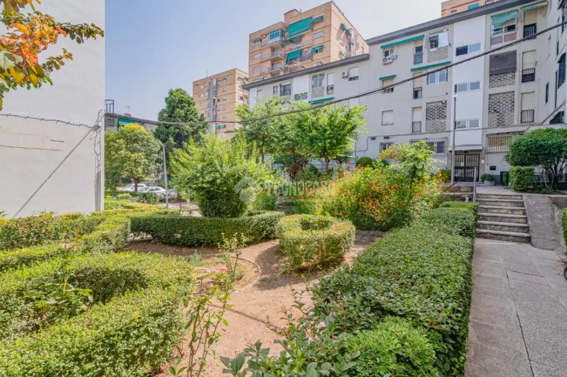 Jardín de Piso en venta en Granada con Calefacción, Amueblado y Balcón
