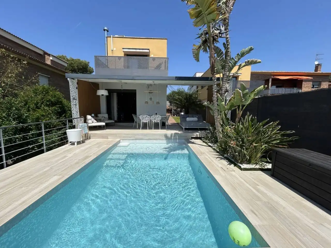 Piscina de Casa o xalet en venda en Cubelles amb Aire condicionat, Calefacció i Jardí privat