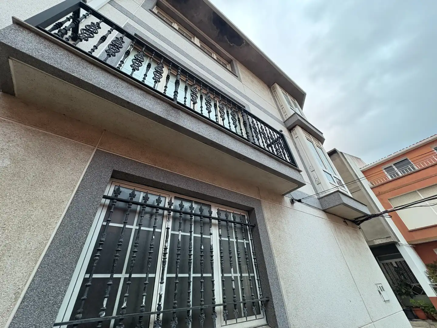 Vista exterior de Casa adosada en venda en Cariño amb Terrassa