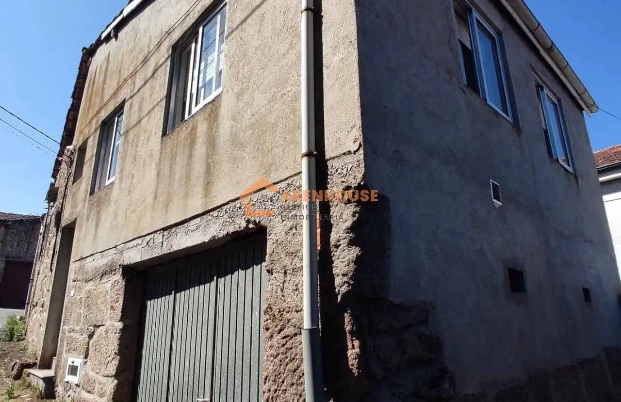 Vista exterior de Casa o xalet en venda en Punxín amb Jardí privat, Traster i Moblat