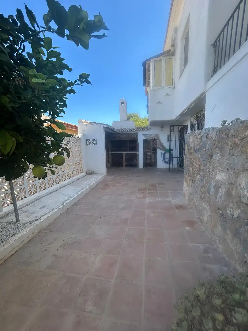 Vista exterior de Casa adosada en venda en Alhaurín de la Torre amb Aire condicionat, Jardí privat i Terrassa