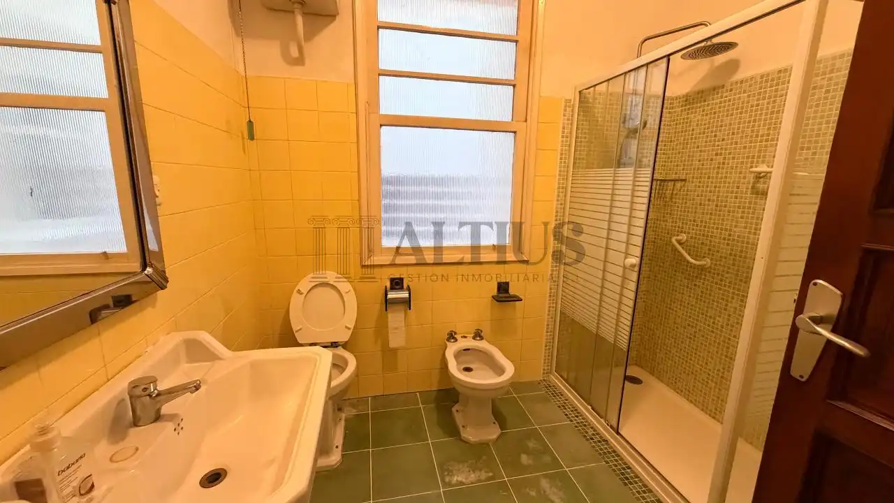 Bathroom of Flat for rent in Santiago de Compostela   with Heating