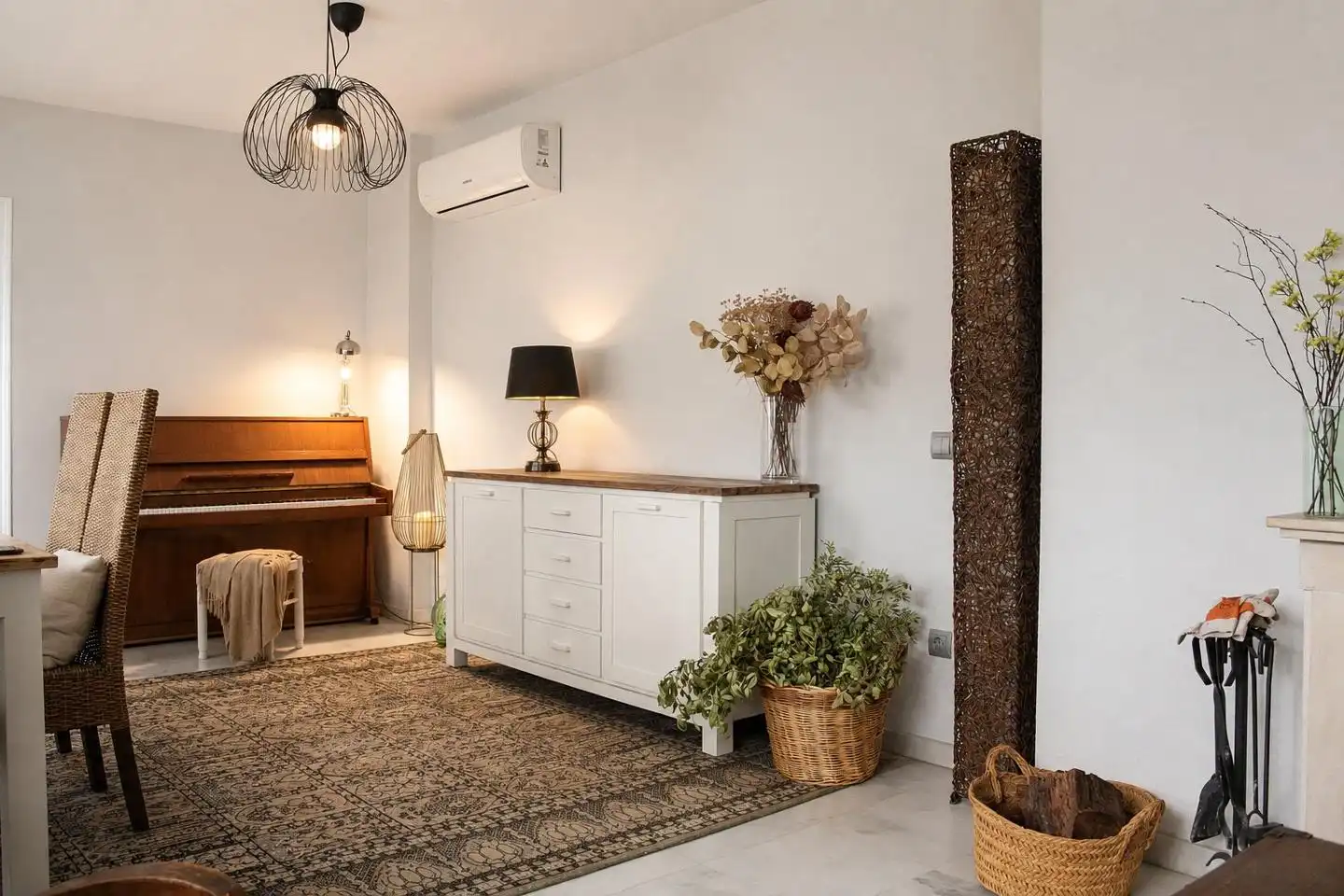 Sala d'estar de Casa adosada en venda en Bormujos amb Aire condicionat, Calefacció i Jardí privat