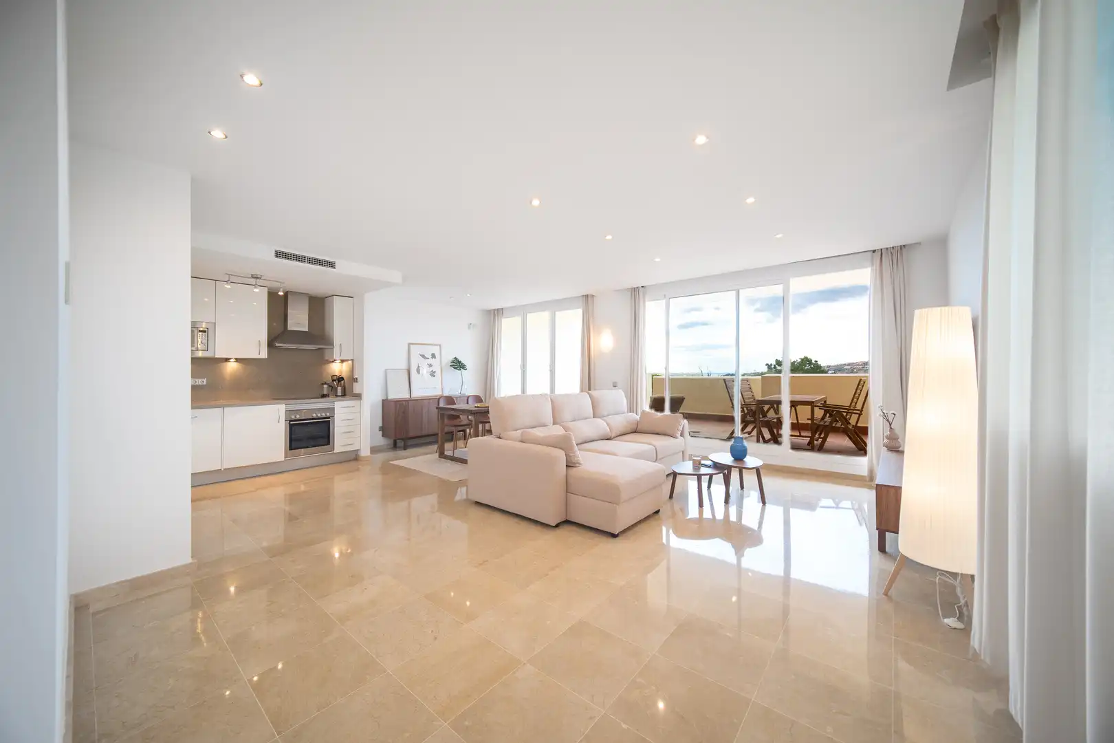 Wohnzimmer von Wohnung zur Miete in Benahavís mit Klimaanlage, Privatgarten und Terrasse
