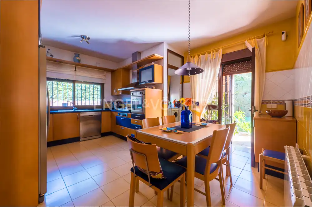 Cocina de Casa o chalet en venta en Bormujos con Aire acondicionado, Calefacción y Jardín privado