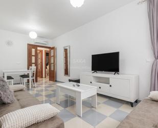 Sala d'estar de Apartament de lloguer en Roquetas de Mar amb Piscina comunitària