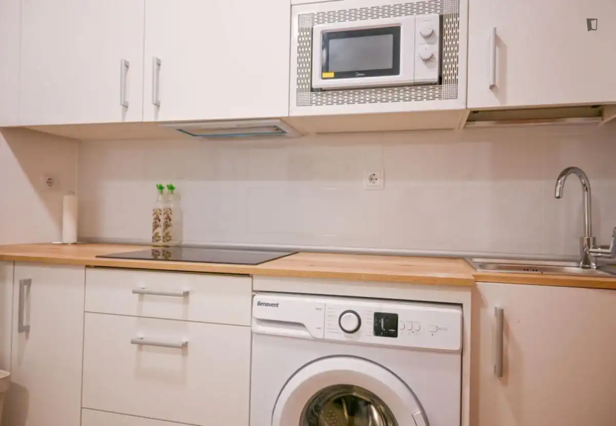 Cuina de Apartament de lloguer en Madrid amb Aire condicionat, Moblat i Rentadora