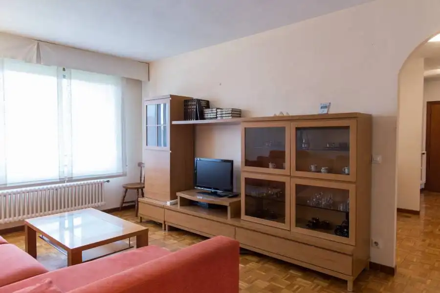 Sala de estar de Piso en venta en  Pamplona / Iruña con Calefacción, Parquet y Amueblado