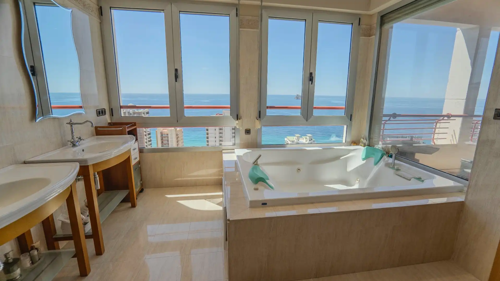 Bany de Àtic en venda en Benidorm amb Piscina, Moblat i Jacuzzi