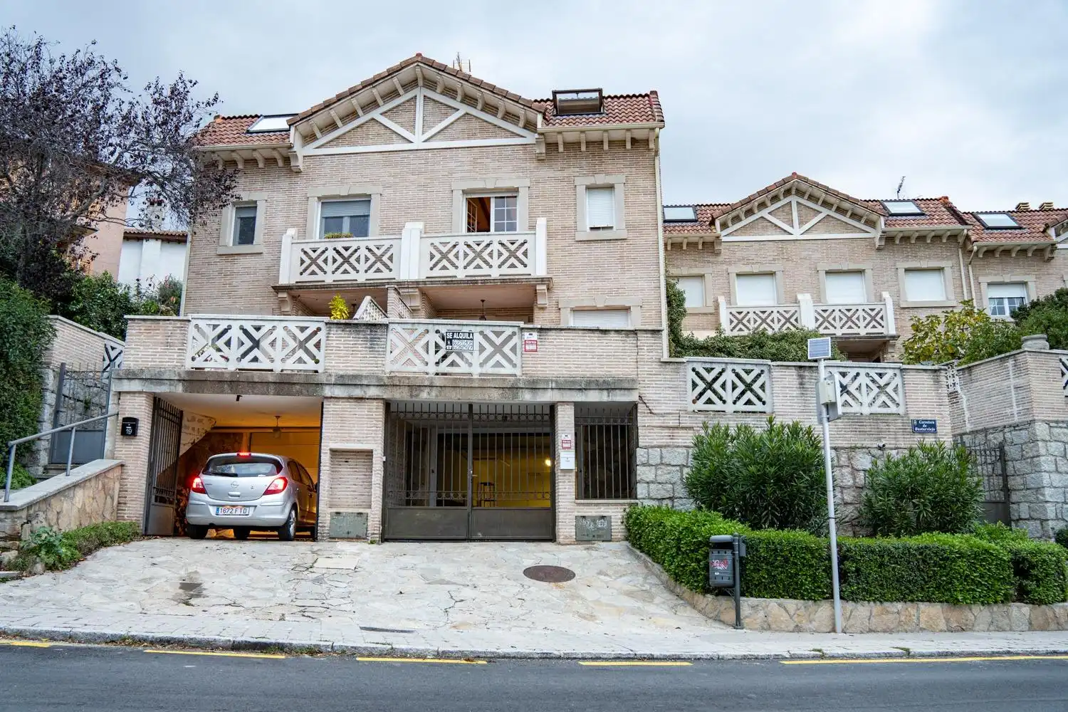 Vista exterior de Casa adosada de alquiler en Miraflores de la Sierra con Calefacción, Amueblado y Balcón