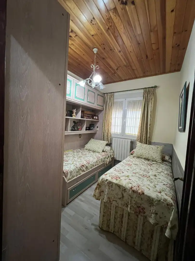 Dormitori de Casa adosada en venda en Palomares del Río amb Aire condicionat, Calefacció i Jardí privat