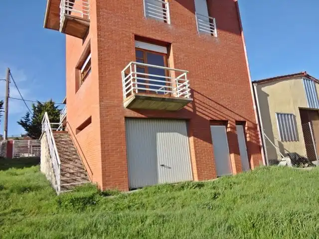 Vista exterior de Casa adosada en venta en Hontoria del Pinar con Calefacción, Terraza y Trastero