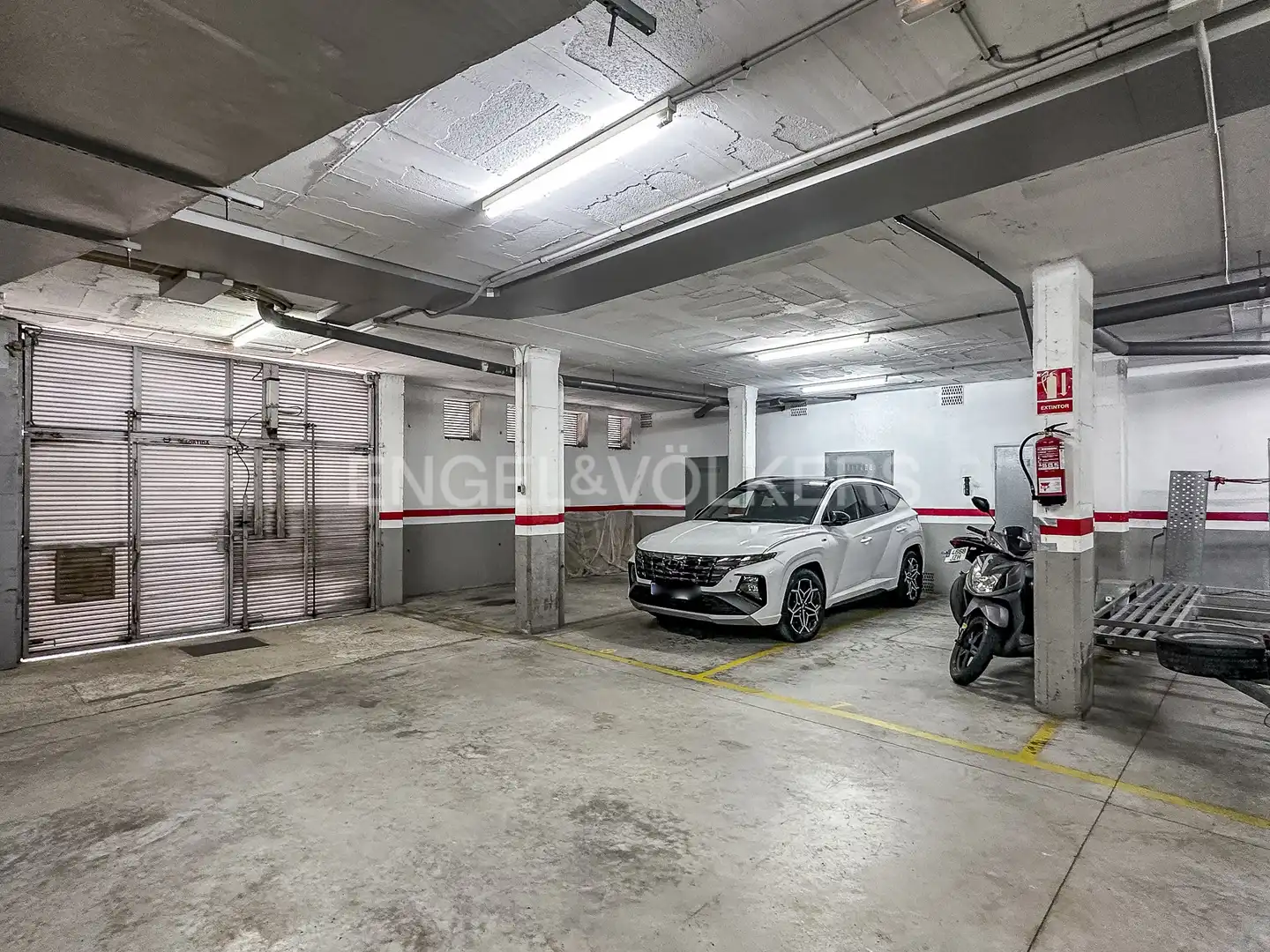 Parkplatz von Wohnung zum Verkauf in Barcelona mit Klimaanlage, Heizung und Privatgarten