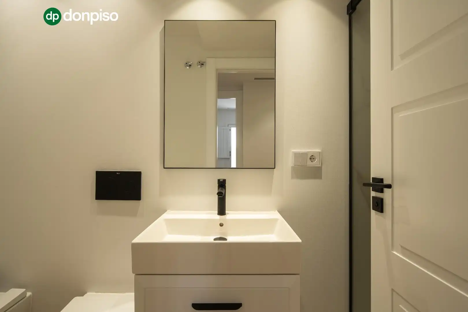 Bathroom of Flat for sale in Granada  with Air Conditioner