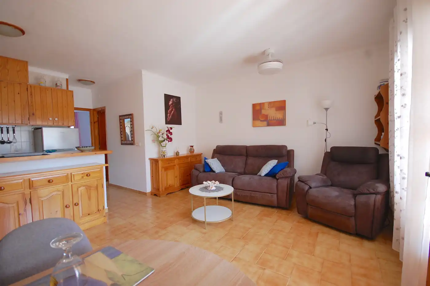 Sala d'estar de Casa adosada en venda en L'Escala amb Terrassa, Moblat i Forn