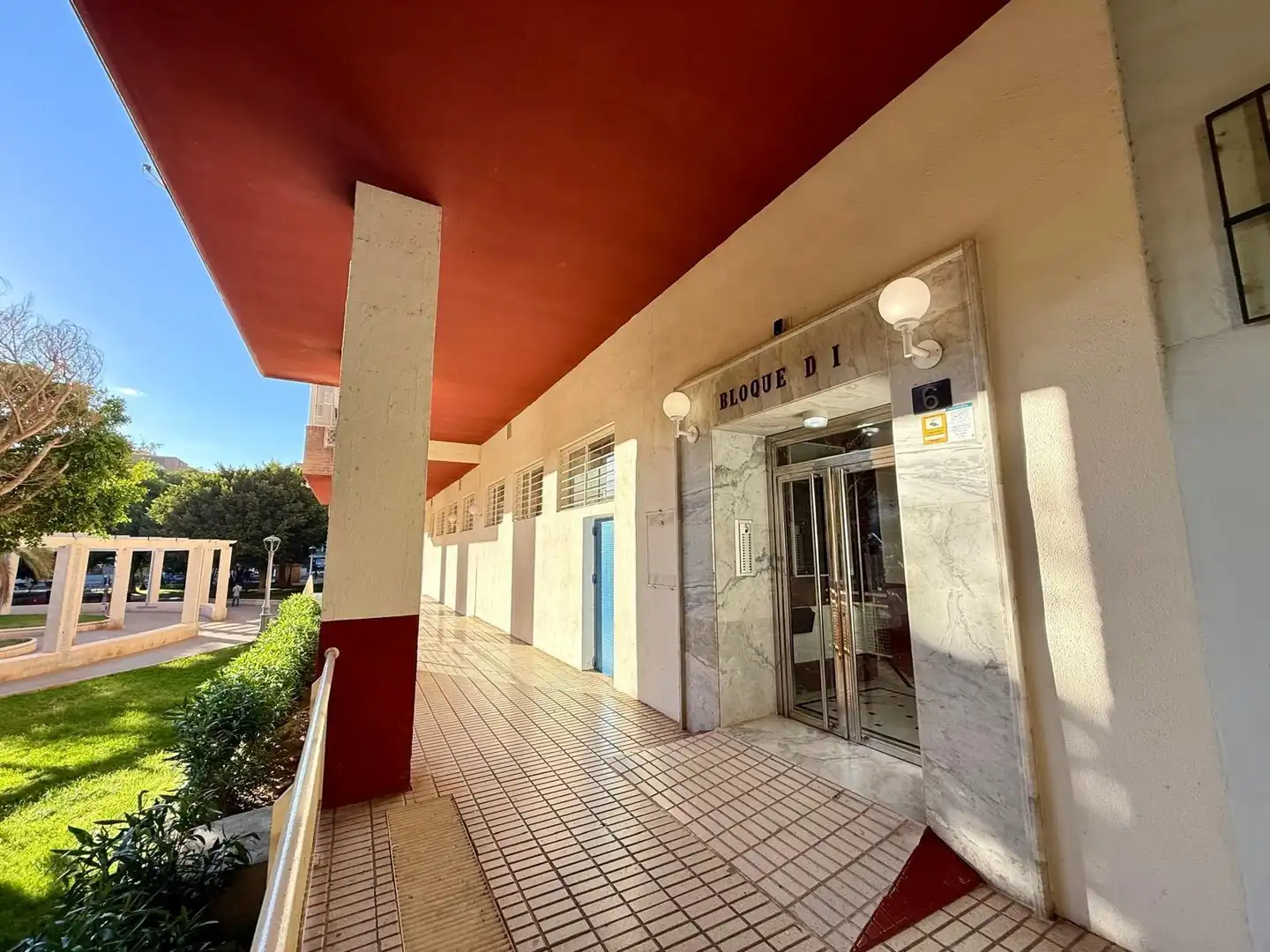 Vista exterior de Pis en venda en Almería amb Balcó