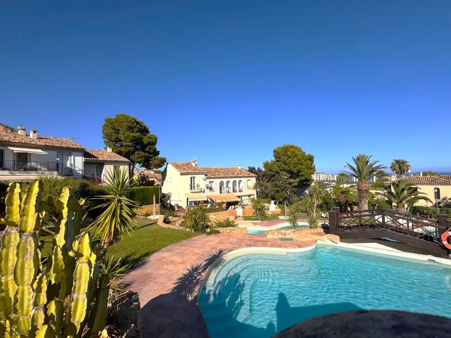 Vista exterior de Casa adosada en venda en Finestrat amb Jardí privat, Terrassa i Moblat