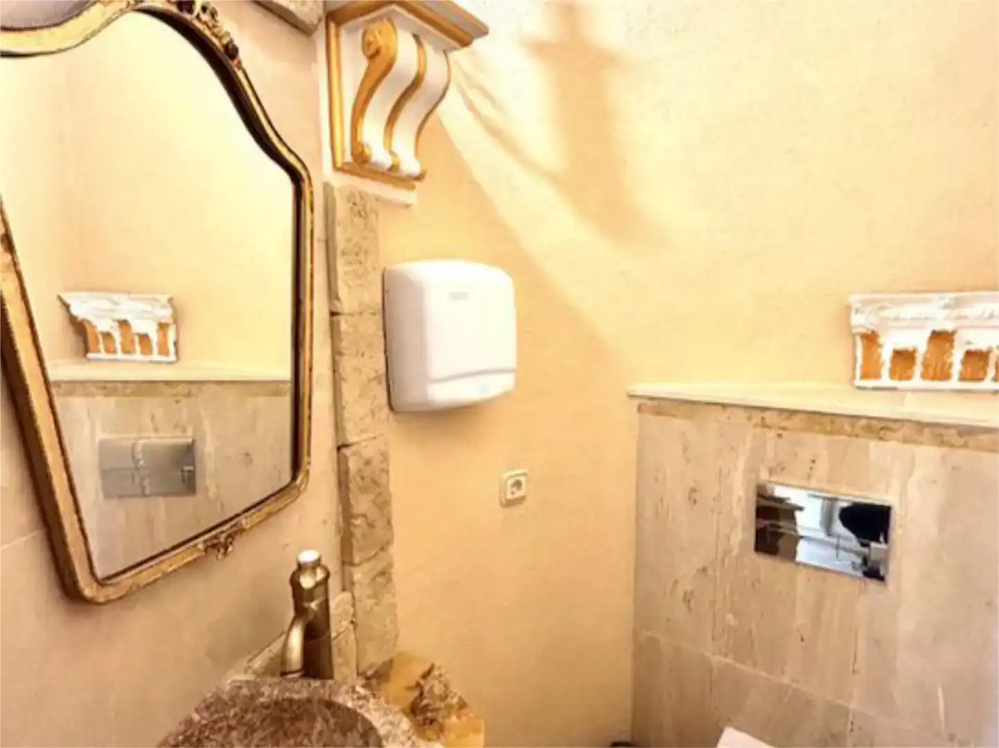 Baño de Local de alquiler en Marbella con Aire acondicionado