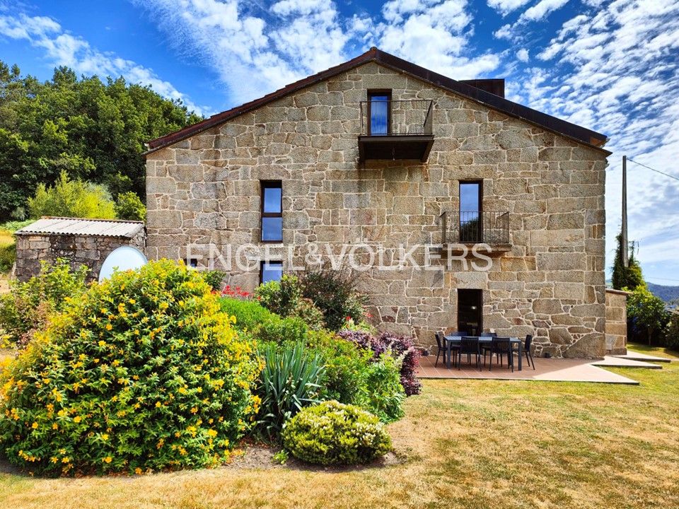 Vista exterior de Casa o xalet en venda en Cotobade amb Calefacció, Jardí privat i Traster