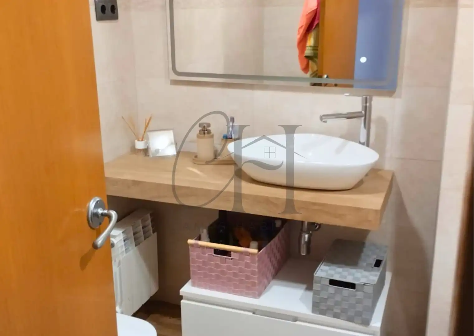 Bathroom of Flat for sale in Viladecans  with Air Conditioner, Heating and Parquet flooring