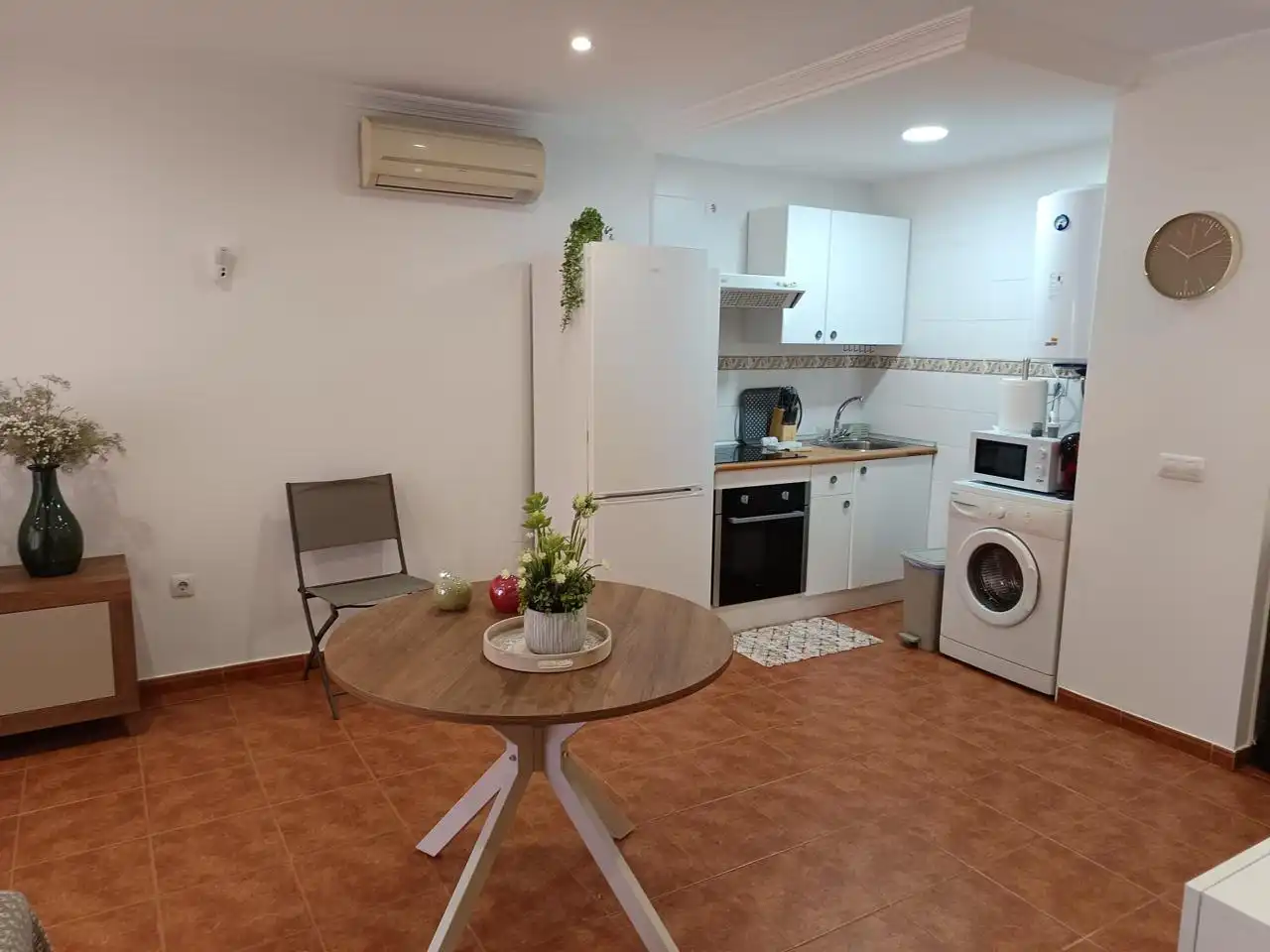Cocina de Piso de alquiler en La Línea de la Concepción con Jardín privado, Terraza y Amueblado