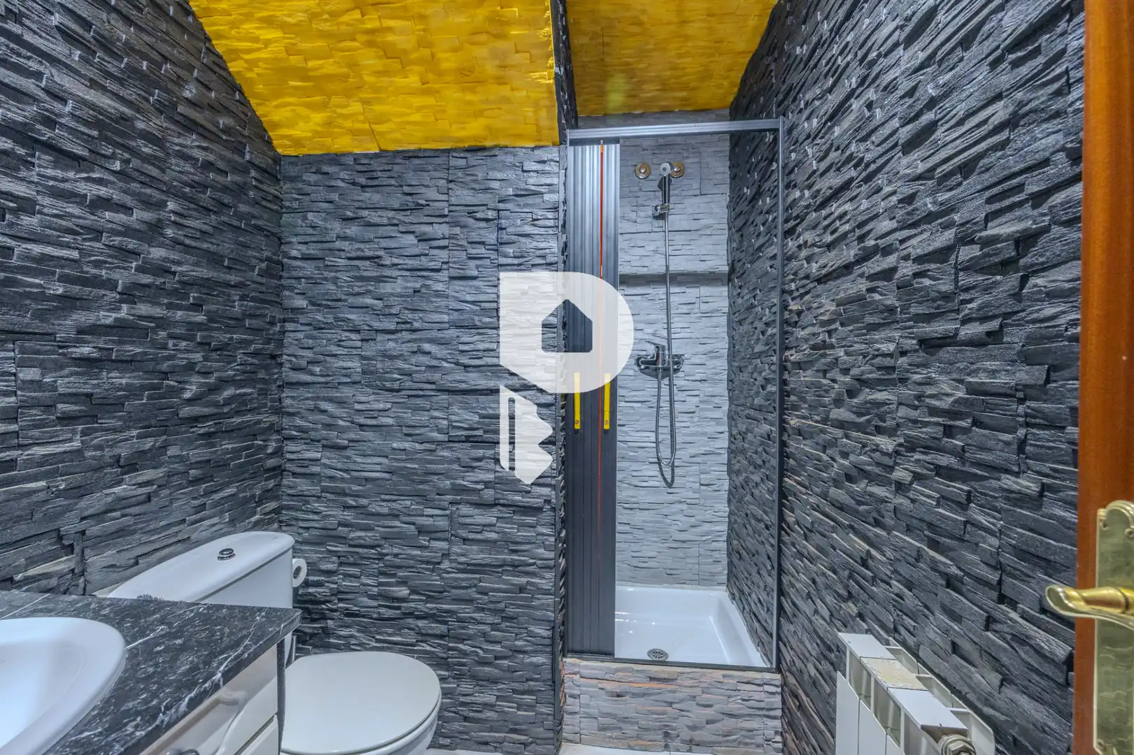 Baño de Casa adosada en venta en Sant Vicenç Dels Horts con Aire acondicionado, Calefacción y Terraza