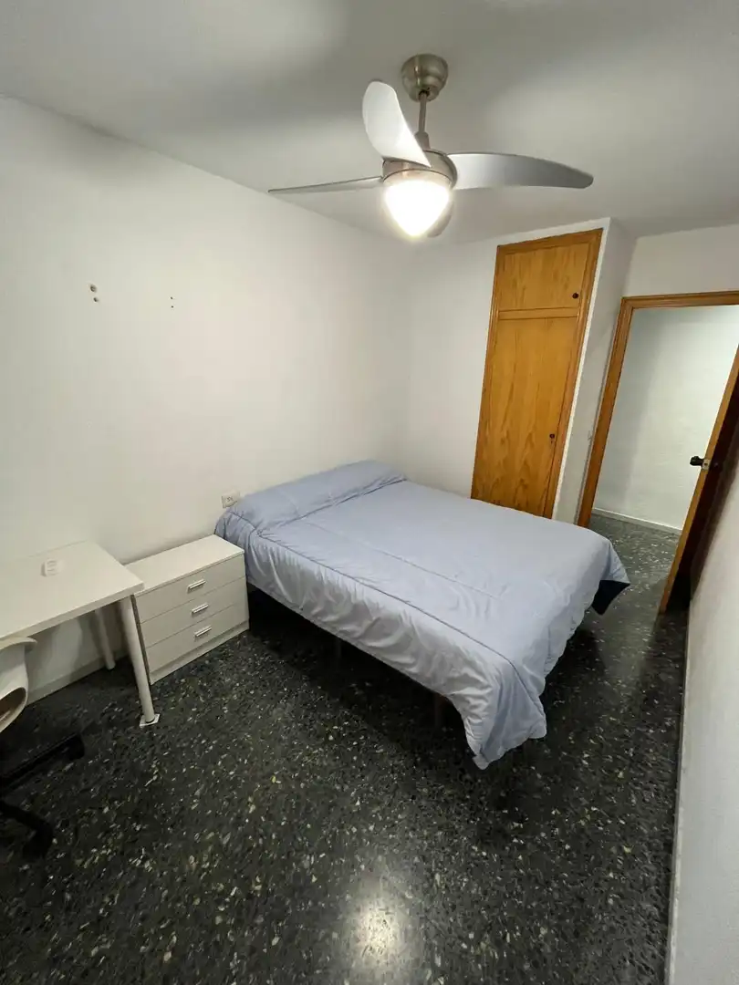 Habitación de Piso de alquiler en Elche / Elx con Jardín privado, Terraza y Amueblado
