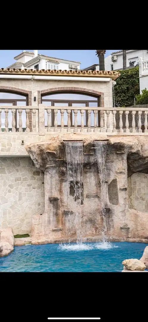 Vista exterior de Casa o xalet en venda en Benalmádena amb Aire condicionat, Jardí privat i Terrassa