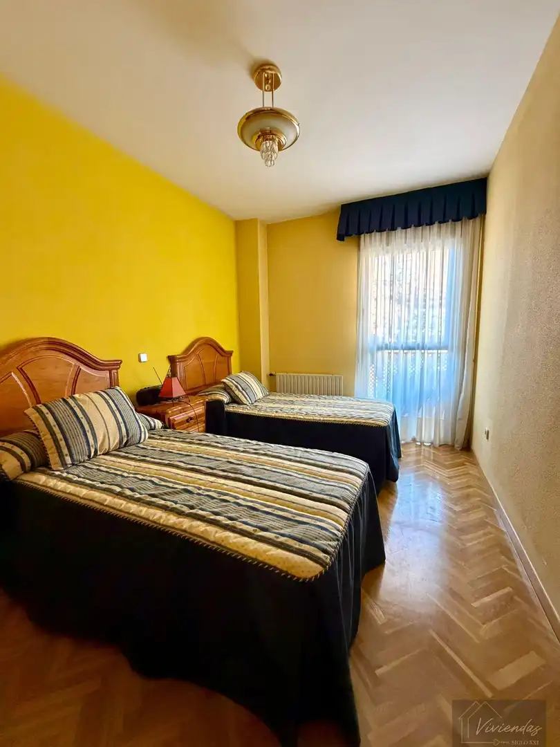 Bedroom of Flat for sale in Boadilla del Monte  with Air Conditioner, Heating and Parquet flooring