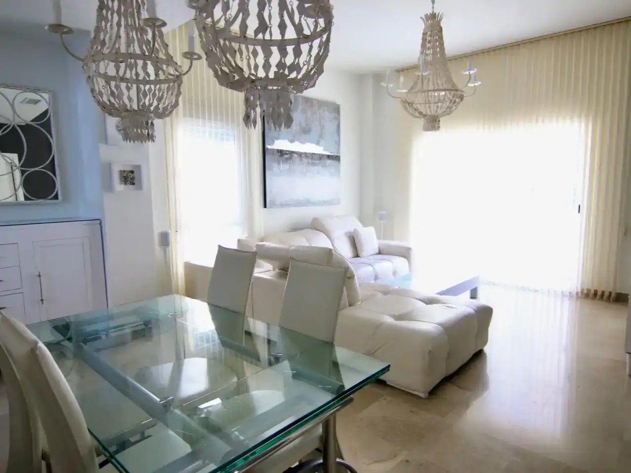 Sala d'estar de Casa o xalet en venda en Mairena del Aljarafe amb Aire condicionat i Piscina