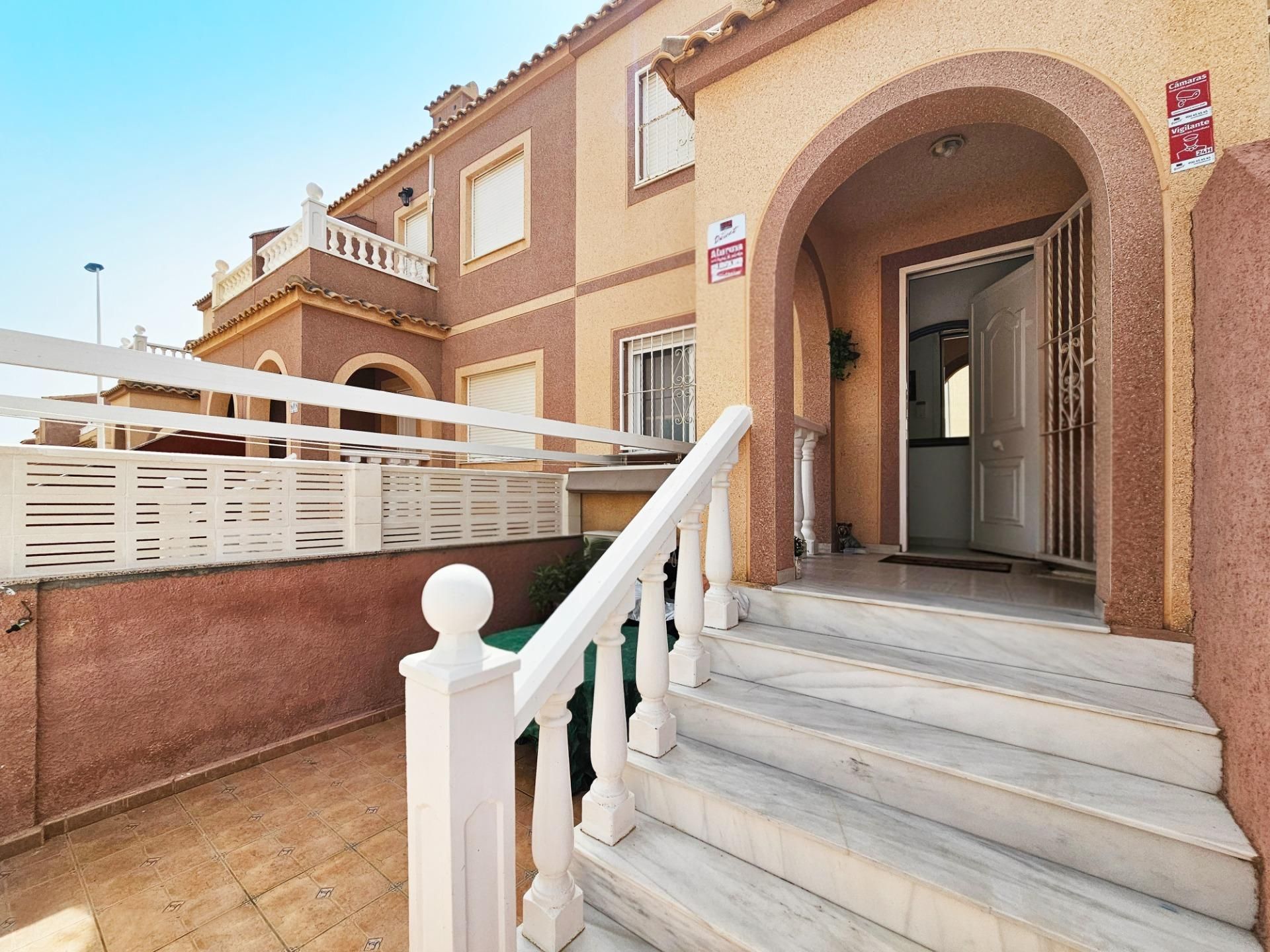 Vista exterior de Casa adosada en venda en Santa Pola amb Aire condicionat, Calefacció i Jardí privat