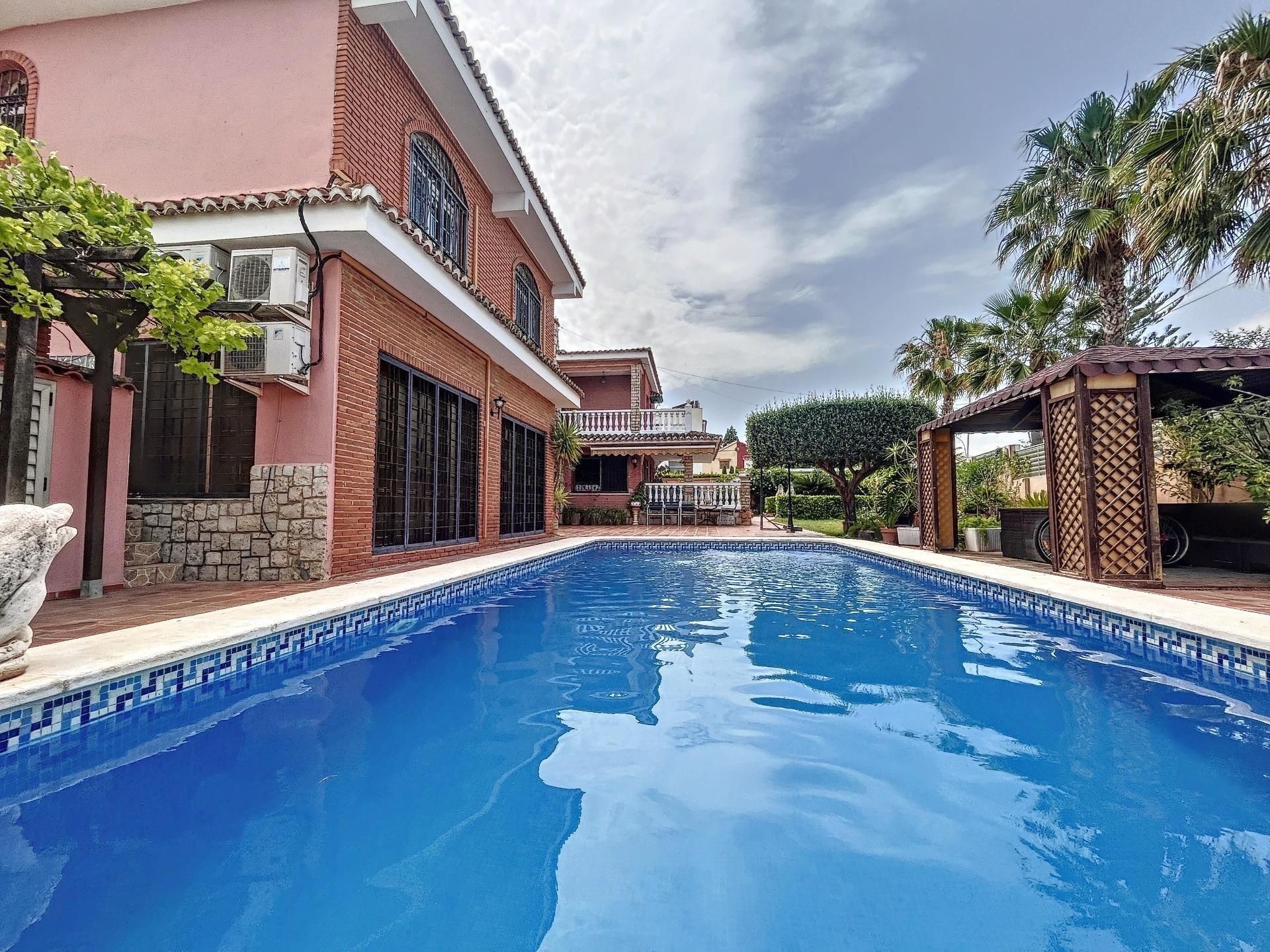 Piscina de Casa o xalet de lloguer en Chiva amb Aire condicionat, Calefacció i Jardí privat