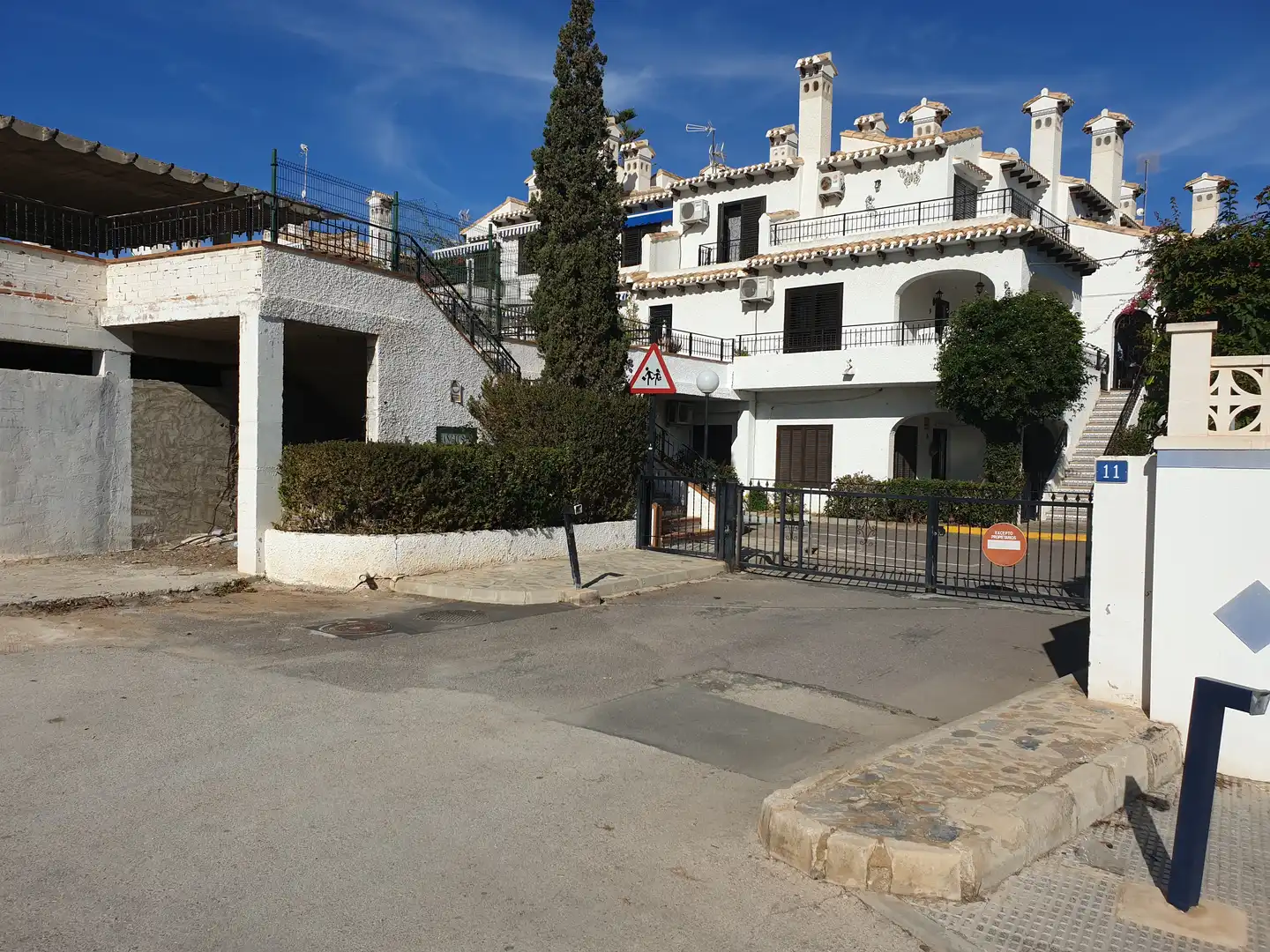 Vista exterior de Edificio en venta en Orihuela